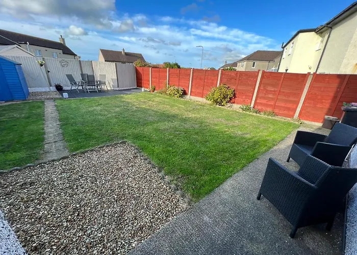 Two Bedroom House With Enclosed Gardens And 2 Car Drive