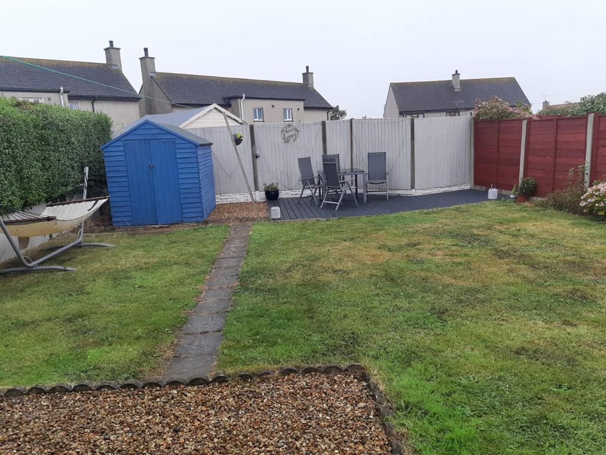Two Bedroom House With Enclosed Gardens And 2 Car Drive Holiday home
