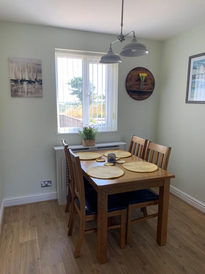 Two Bedroom House With Enclosed Gardens And 2 Car Drive Holiday home *