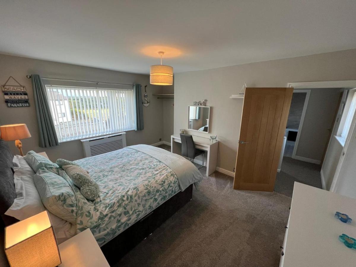 Two Bedroom House With Enclosed Gardens And 2 Car Drive Holiday home *