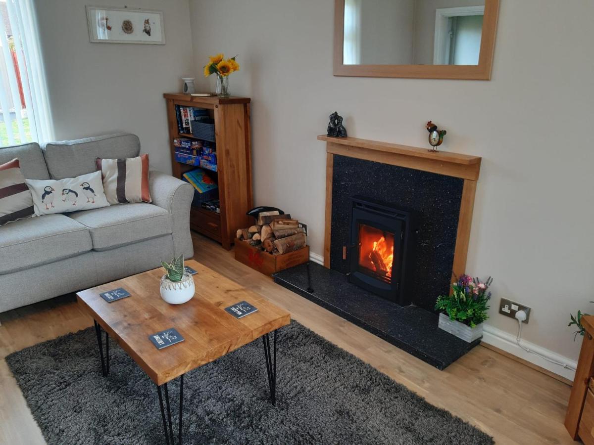 Two Bedroom House With Enclosed Gardens And 2 Car Drive Caergeiliog