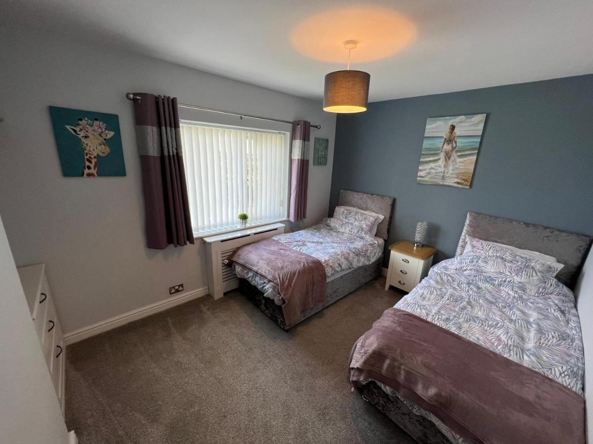 Two Bedroom House With Enclosed Gardens And 2 Car Drive Holiday home