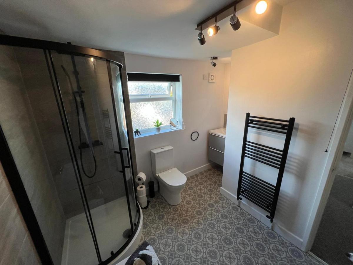 Two Bedroom House With Enclosed Gardens And 2 Car Drive Holiday home *