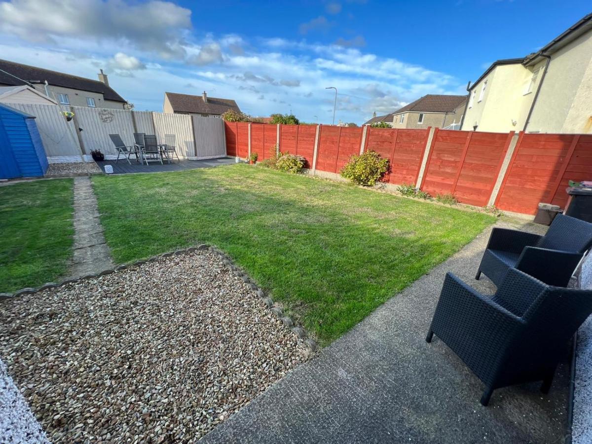 Two Bedroom House With Enclosed Gardens And 2 Car Drive Caergeiliog