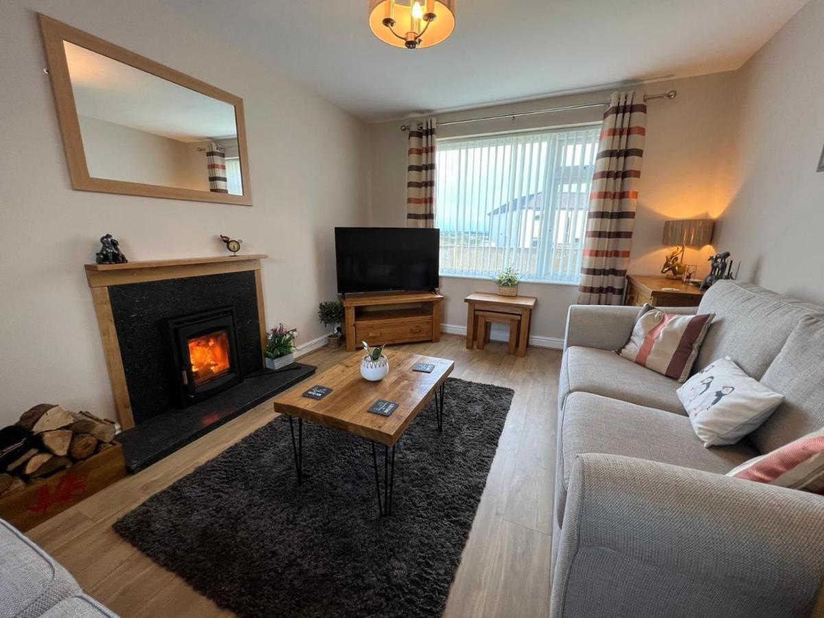 Two Bedroom House With Enclosed Gardens And 2 Car Drive * Caergeiliog